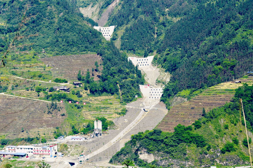 汶川縣張家坪溝泥石流應(yīng)急治理工程全景.jpg